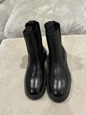 Burberry Men's Black Chelsea Boots - Sleek Slip-On Leather Ankle Boots